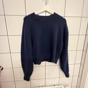 Mörkblå stickat  - Jätte söt mörkblå stickad tröja från other stories💞