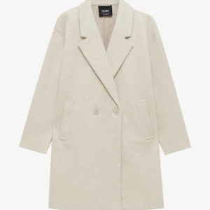 Beige kappa - Säljer denna fina kappa eftersom jag åker bort i vinter och denna inte kommer komma till användning. Bara använd vid två tillfällen 🤍