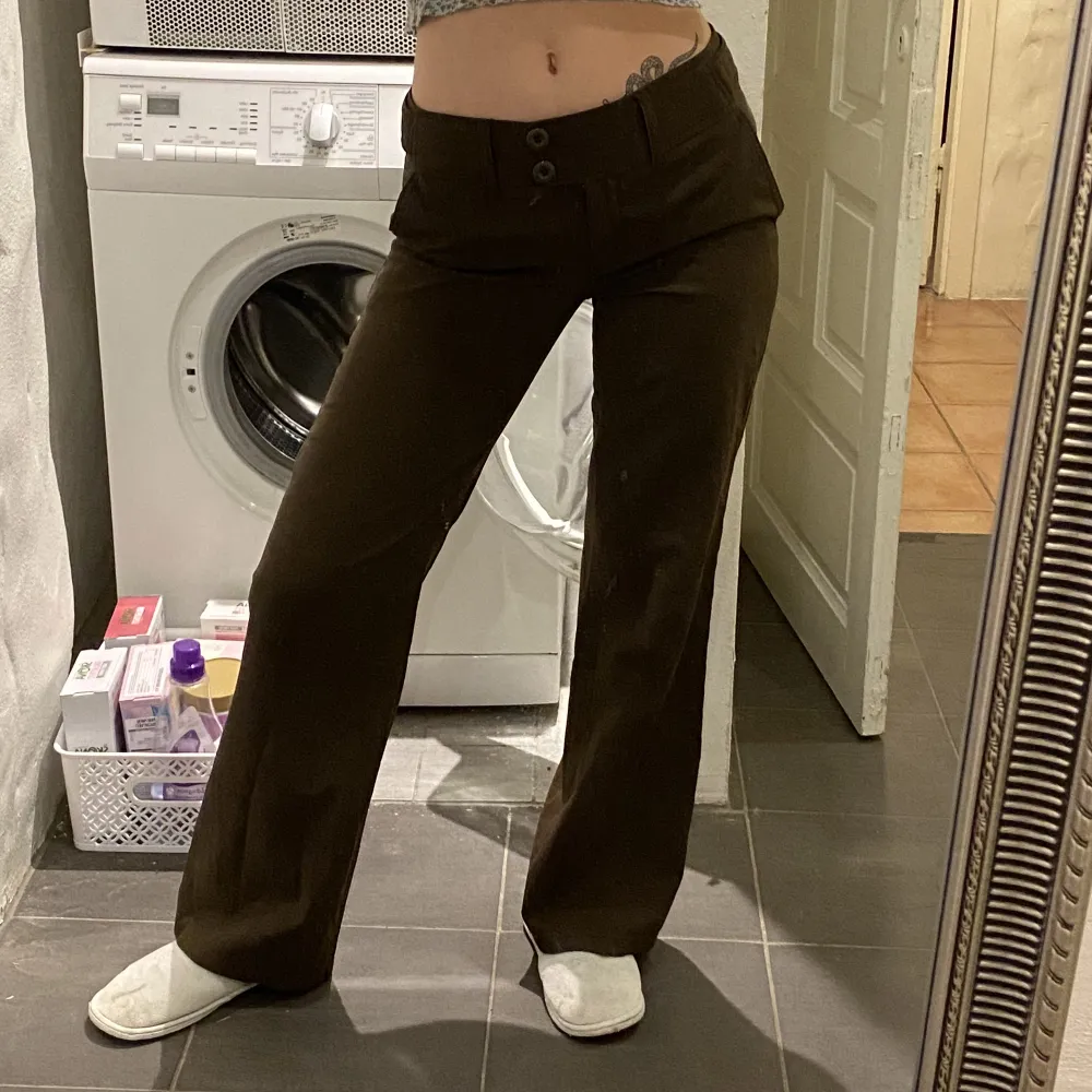 bruna lowwaist kostymbyxor! storlek 27/32 o passar perfekt på mig som är 165<3. Jeans & Byxor.
