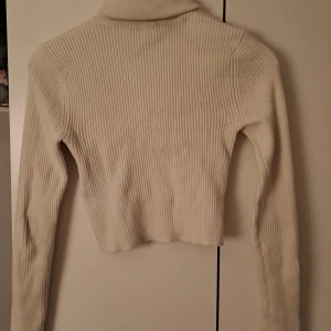 Croppad polotröja - Croppad tröja med polokrage. Använd fåtal gånger och därför i fint skick.💕💕