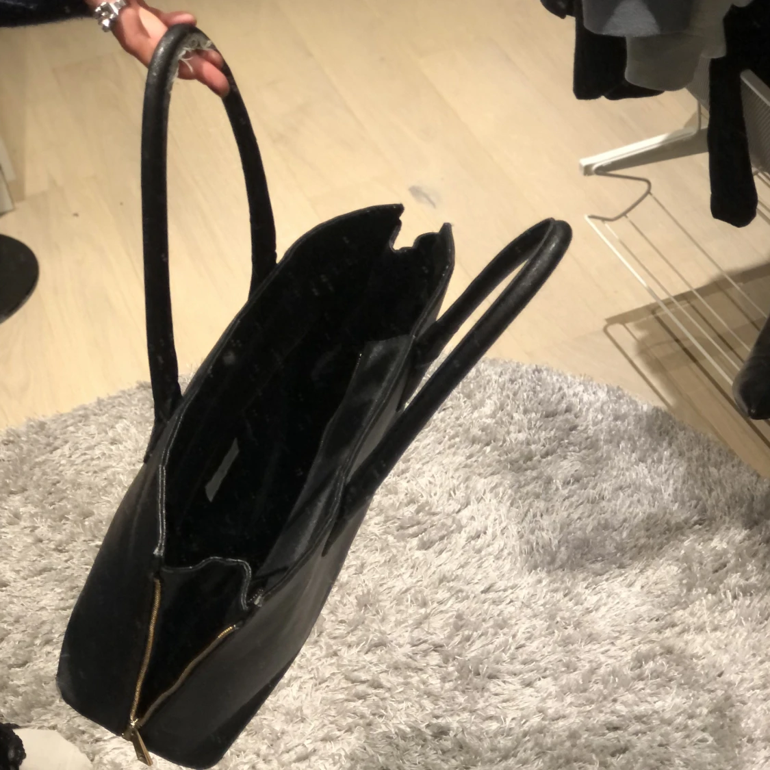 Svart stor väska me gulddetaljer - 90