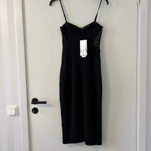 Ny klänning från Zara. Storlek S men passar XS-S.❤️