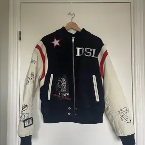 Diesel ’graphic-print varsity’ jacka.  Storlek M Bra skick men har använts lite  Skriv för mer info eller bilder 