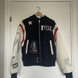 Diesel  - Diesel ’graphic-print varsity’ jacka.  Storlek M Bra skick men har använts lite  Skriv för mer info eller bilder 