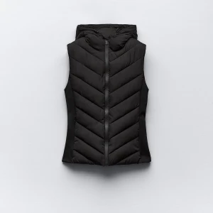 Zara Väst - Säljer min Zara Väst som använts fåtal gånger, har ingen defekt! Den är i stolek S och sitter ganska tajt 🥰 (jag brukar ha s/xs) Dma om ni vill ha bilder 💞 Den är rea nu på hemsidan och kostar 259, men jag säljer för 199.