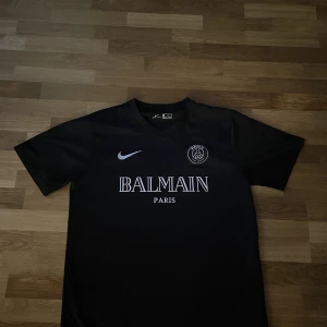 Psg x Balmain - En riktigt fin Balmain tröja inprincip oanvänd. Inga fläckar eller något sånt. Storlek L. Hör av er vid intresse eller funderingar!
