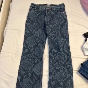 Coola jeans - Säljer de här coola weekday jeansen då de har för små för mig. Använda en gång! 