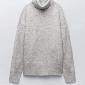Säljer denna superfina stickade tröjan i storlek S med polokrage som är i en fin grå färg. Tröjan är jätte mysig och använd endast  en gång. Säljer pågrund av att den aldrig kom till användning❤️‍🔥❤️‍🔥