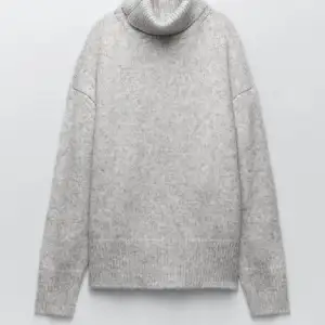 Säljer denna superfina stickade tröjan i storlek S med polokrage som är i en fin grå färg. Tröjan är jätte mysig och använd endast  en gång. Säljer pågrund av att den aldrig kom till användning❤️‍🔥❤️‍🔥
