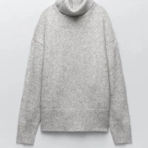 Grå stickad polo  - Säljer denna superfina stickade tröjan i storlek S med polokrage som är i en fin grå färg. Tröjan är jätte mysig och använd endast  en gång. Säljer pågrund av att den aldrig kom till användning❤️‍🔥❤️‍🔥