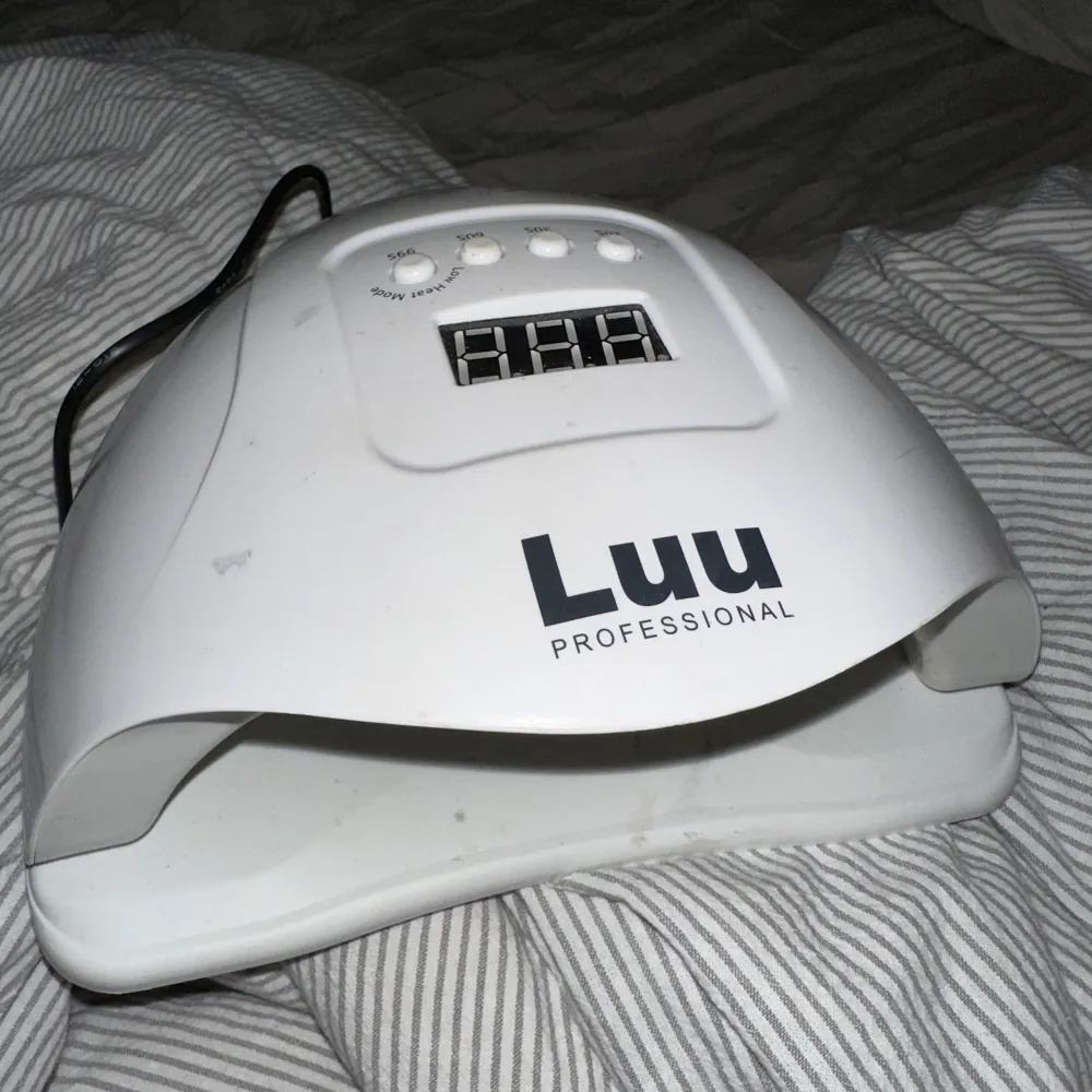Superbra UV-lampa från Luunails med avtagbar bottenplatta. Det finns inställning med lägre värme. Nypris är 600kr. Övrigt.