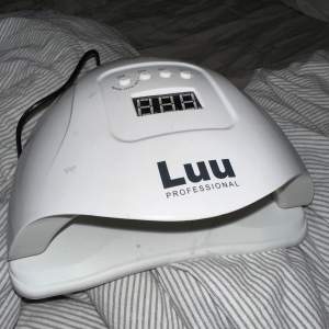Superbra UV-lampa från Luunails med avtagbar bottenplatta. Det finns inställning med lägre värme. Nypris är 600kr