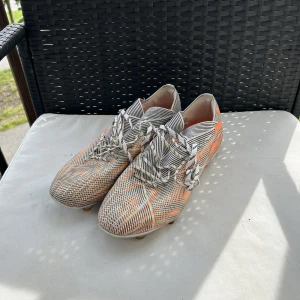 Adidas fotbollskor - Ett par adidas nemeziz som är i bra skick, använda ett fåtal gånger så är inget fel med de!