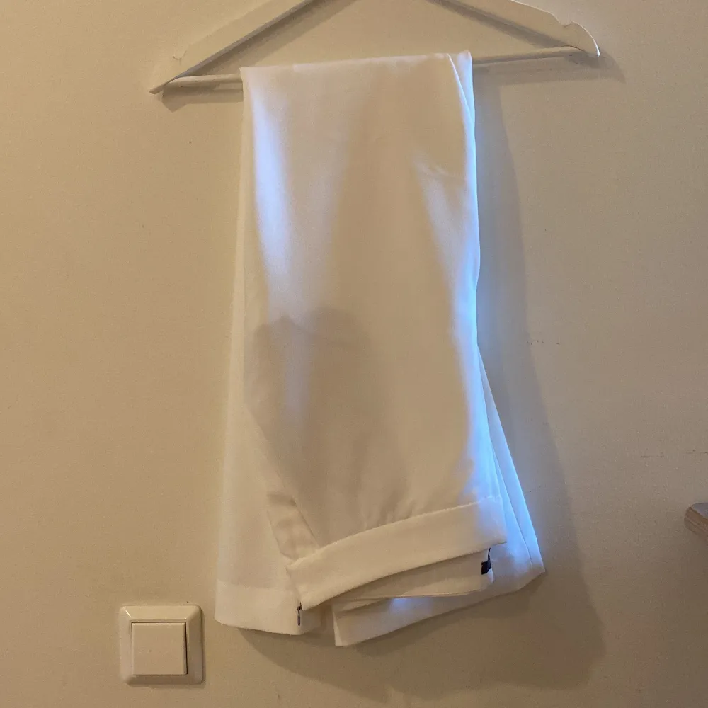 Vita kostymbyxor från Esprit i storlek 40. Använda enbart under studenten i några timmar. Lite genomskinliga men fungerar med beige underkläder under.  . Farkut & Housut.