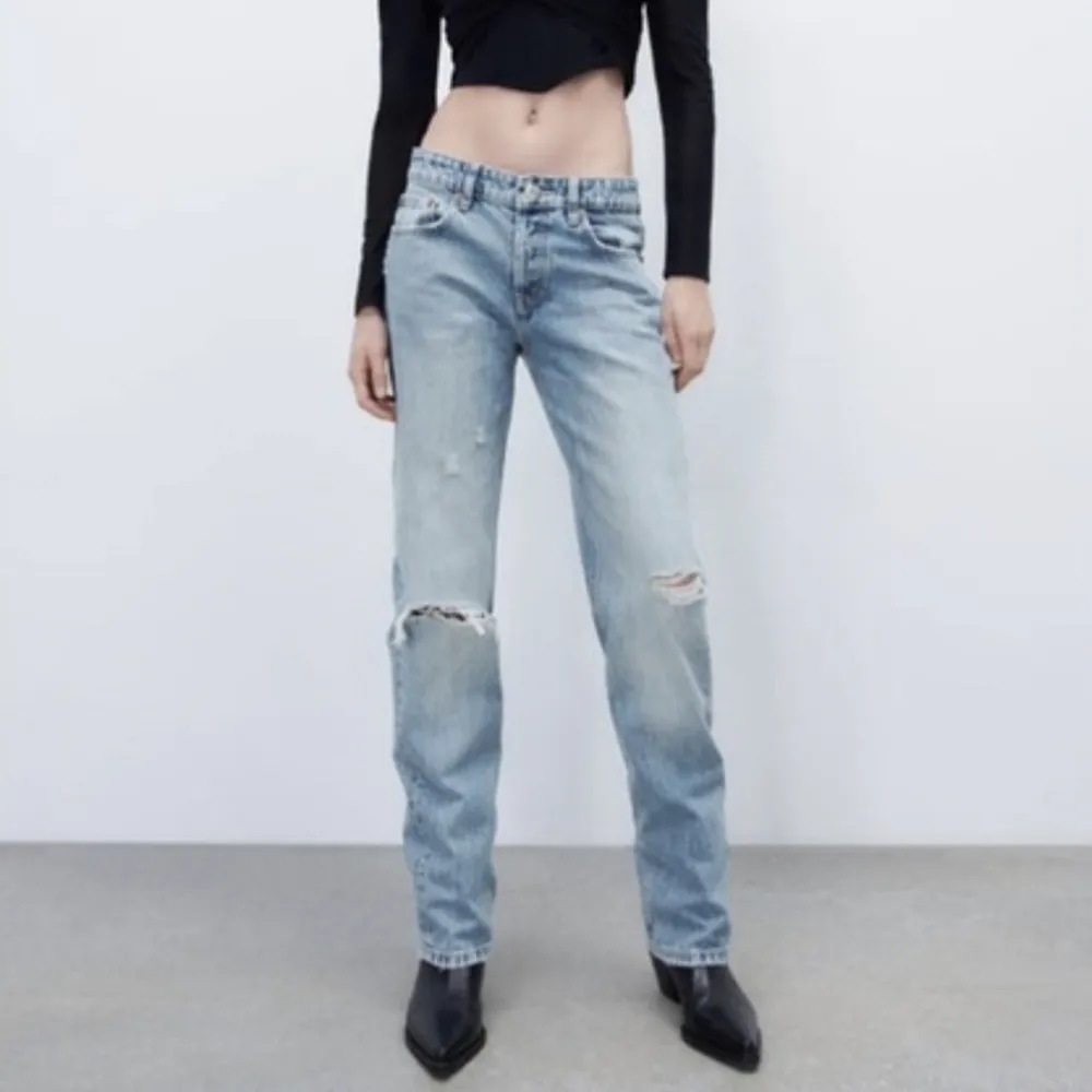 Så snygga straight jeans med slitningar. Storlek 42 men passar 38/40 då de är väldigt små i storleken💛. Jeans & Byxor.