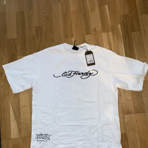 Ed Hardy T-shirt - Säljer min helt nya Ed hardy tshirt då den inte passar mig,  Köpt för 800kr  Storlek S 