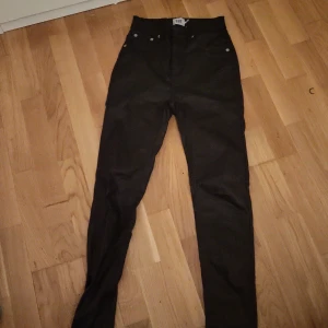 Svarta skinnbyxor  - Super fina svarta skinnbyxor. Använda några gånger men ser helt nya ut.