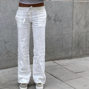 Alobha Linnebyxor M - De slutsålda Alobha linnebyxorna i storlek M, nya modellen! Endast provade.  (bild 1 från hemsidan)   