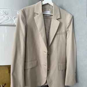 Kavaj  - Beige kavaj från bershka, använt fåtal gånger. Storlek S