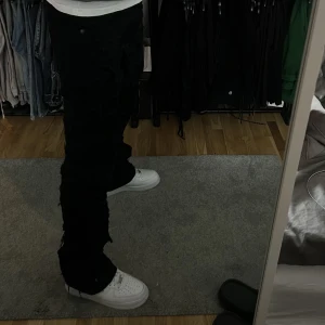 Raka jeans  - Yo säljer denna jeans då dem har blir för små för mig, skriv om det önskas fler bilder osv