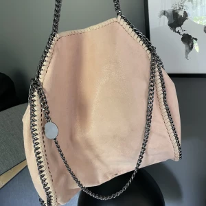 Stella McCartney liknande väska  - Rosa stella McCartney liknande väska med kedjor och mocka 💘den är lite smutsig därav priset men går bort om man försöker 