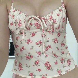 Blommig topp - Så fin topp från SHEIN men den va tyvärr för liten för mig🌷den är i storlek s🌷