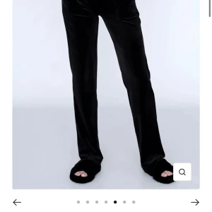 Juicy byxor  - Jag säljer mina svarta juicy couture byxor då jag inte får användning av dom. Köpte dom för mindre än ett år sedan och dom är i fint skick. 