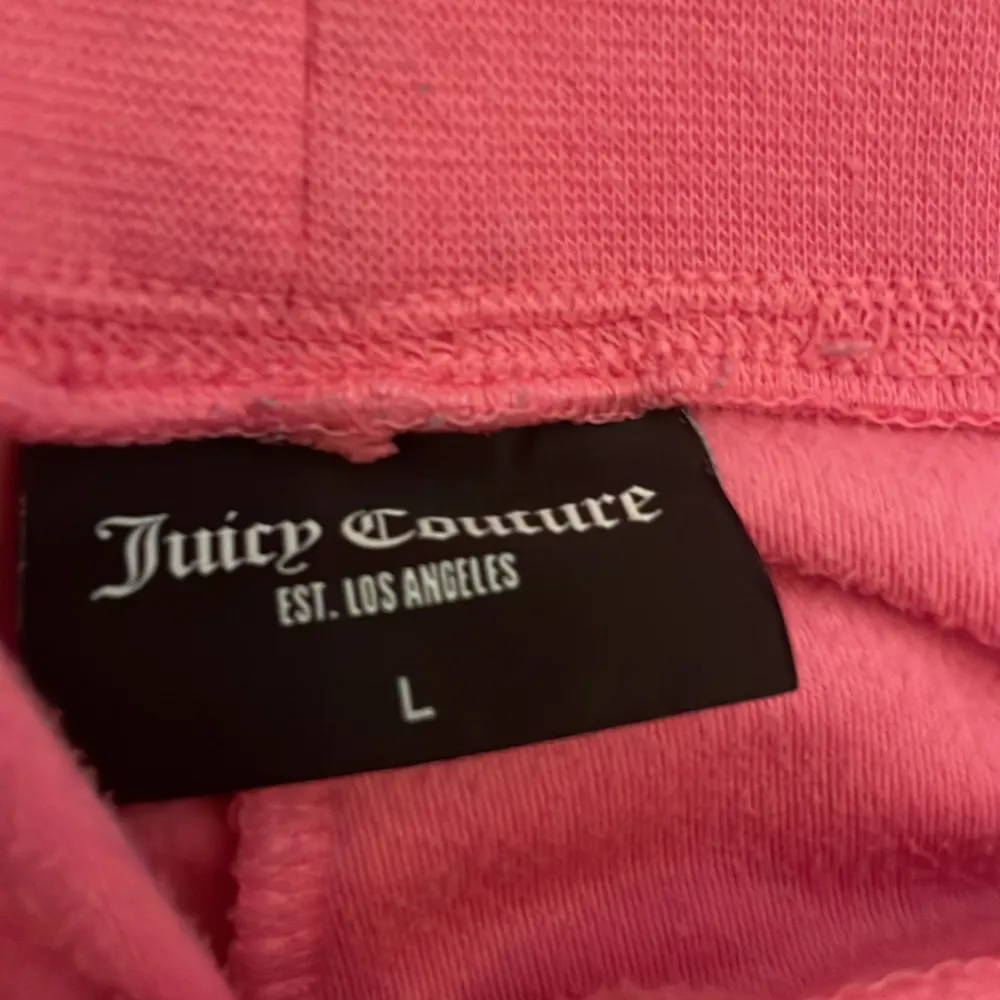 Säljer mina juicy som inte passar i storleken🩷Bra skick, använda fåtal gånger❤️. Jeans & Byxor.