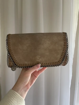 Stella Mccartney - En äkta väska från Stella McCartney. Ärvt från min farmor alltså finns det inget kvitto tyvärr. Saknar tillhörande kedja men det går att sätta dit en egen