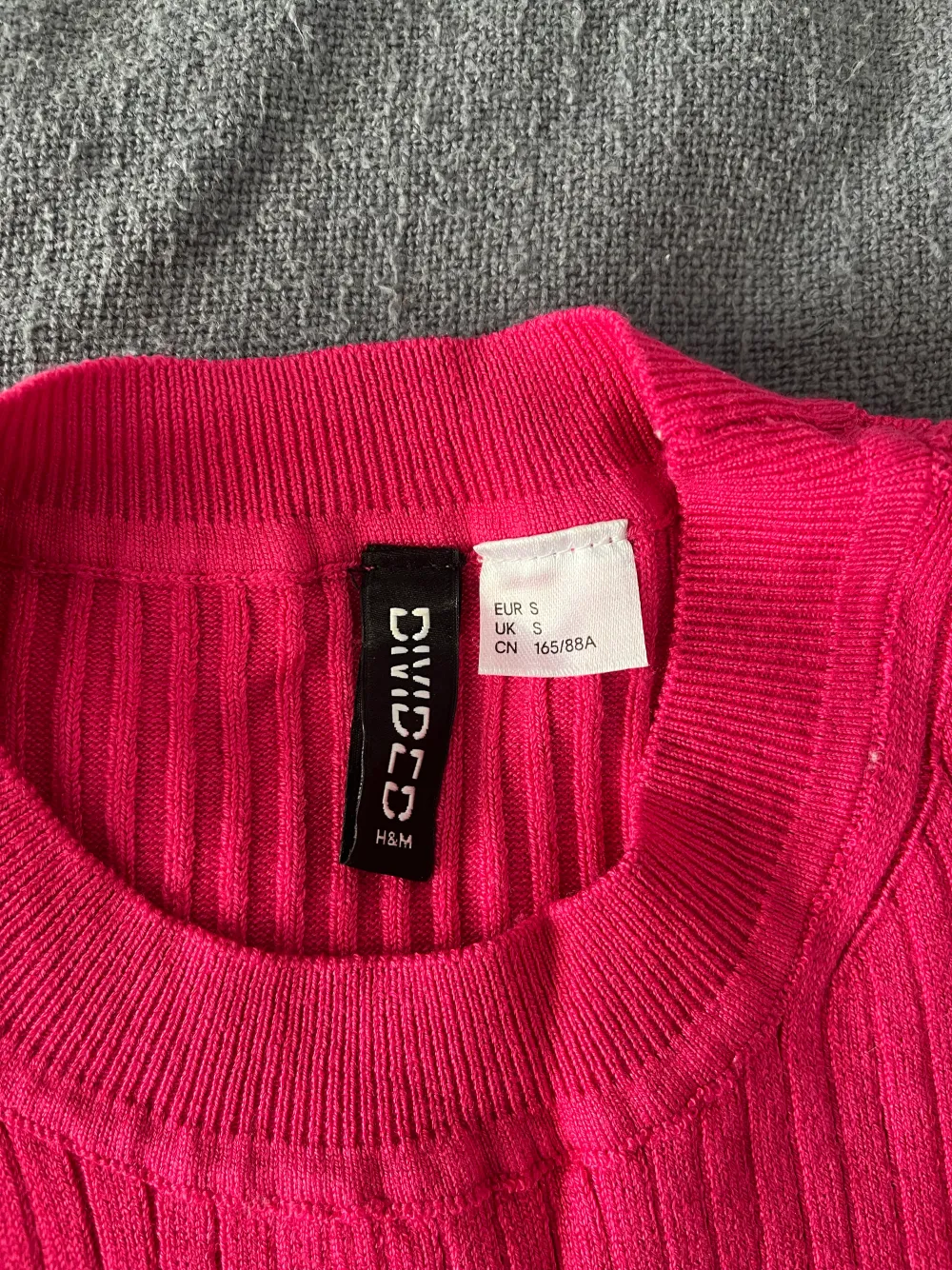 Söt rosa knit topp/tröja från H&M. Väldigt stretchy, fint på kroppen. Längden - 50 cm. . Neuleet.