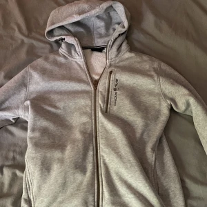 Sail racing kofta  - Använd sail racing kofta! Bröstfickans dragkedja är sönder (se bild 3)  Finns lite diseffekter  Så skriv för mer bilder 