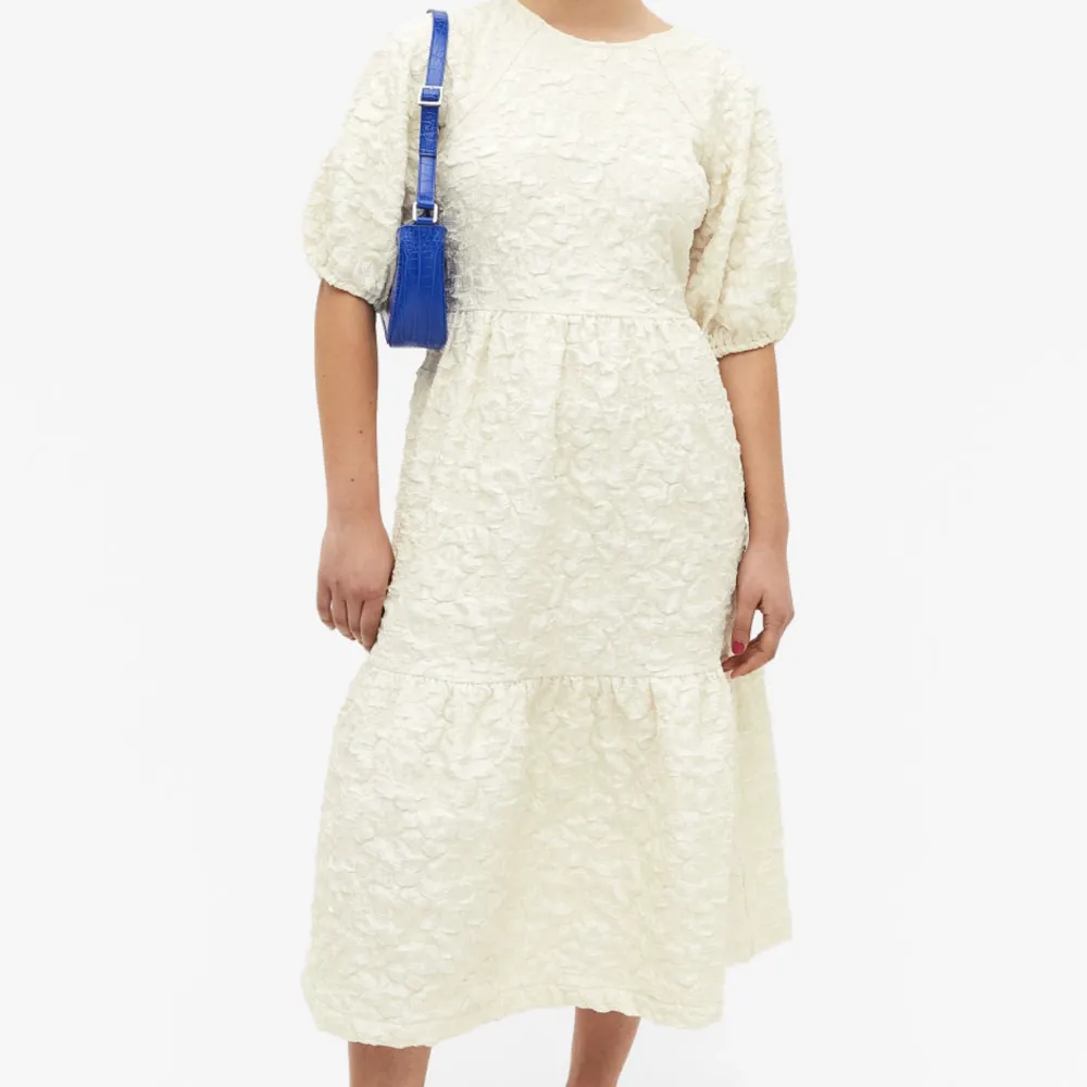 Superfin vit klänning från monki. Storlek M. Endast använd 1 gång🌸. Klänningar.