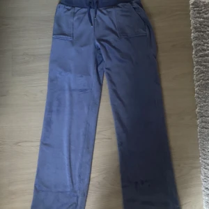Juicy Couture - Greyblue - nästan helt oanvända, kanske använda typ 2 gånger knappast det. Säljer för jag använder dom inte längre, jag är 163 ca och dom är lite långa på mig men det är inget som man stör sig på. Dom är riktiga köpt från Juicy’s hemsida! Priset är 950kr + frakt:)