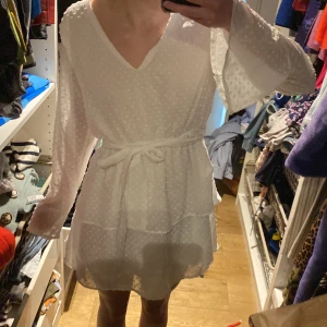 Vit klänning  - Super fin vit klänning att exempelvis ha till studenten, konfirmation eller bara sommaren