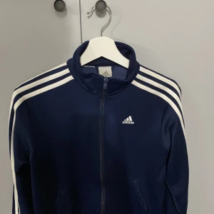 Adidas kofta - Väldigt bra skick och knappt använd. Storlek L i barn ungefär xs vuxen storlek. Säljer då den inte passar längre.