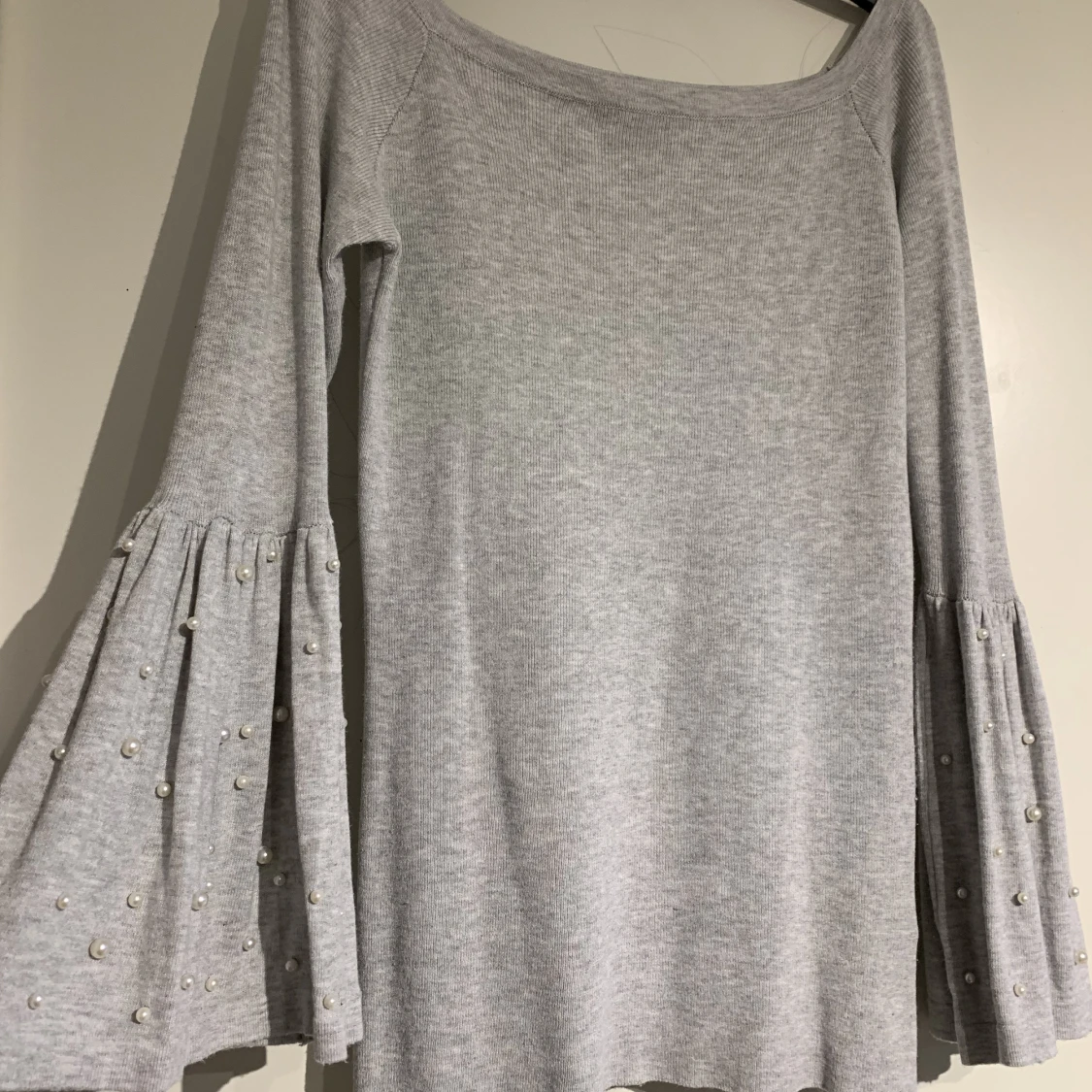Grå tröja med pärlärmar  - 91