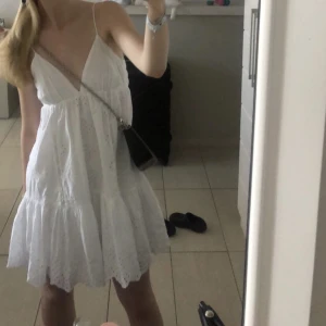 Klänning - Fin klänning från zara, använd en gång