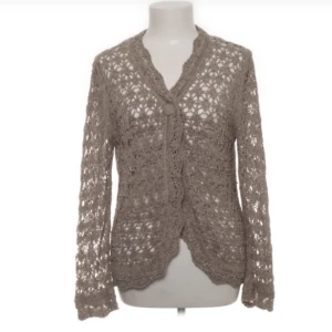 Kofta - En superfin hålstickad kofta köpt på Sellpy😊 superbra skick och perfekt till sommaren!🙂