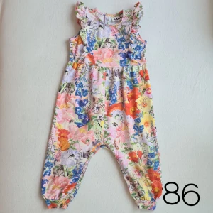 Molo onesie 🐞 - Somrig onesie med blommor och djurtryck 🐞🌺🐝🐇 I nyskick. 