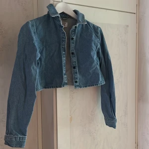 Jeansskjorta - Croppad jeansskjorta från Nakd. Storlek 34