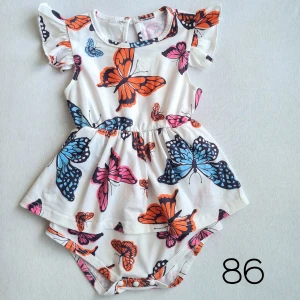 Fjärilsklänning/body 🦋 - Klänning/body med fjärilar. Märkt med storlek 80 med är en 86 i passform och size 🦋👗 I nyskick. 