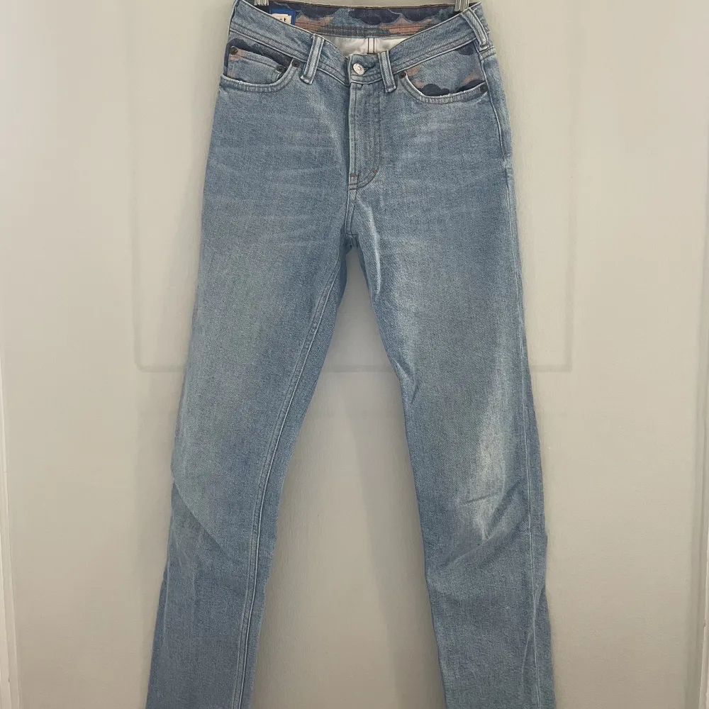 Säljer dessa super coola jeans från acne. De har används ett fåtal gånger och är i nyskick.. Jeans & Byxor.