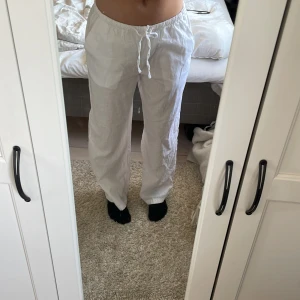 Linnebyxor - Säljer mina low waist linnebyxor från Gina Tricot. Ny skick har använt dom en gång men är lite stor för mig. Skriv för fler bilder. 