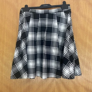 Tenniskjol - Svartvit tenniskjol, bra skick