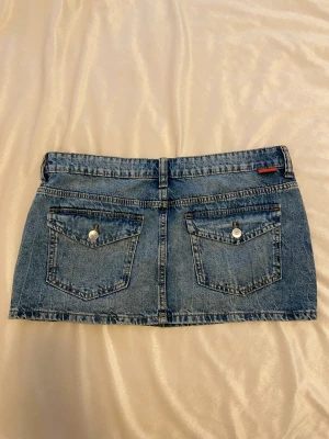 Jeans kjol - Säljer denna jeans kjolen som jag aldrig använt 💕 skriv gärna innan du trycker på ”köp nu” och tar endast emot swish