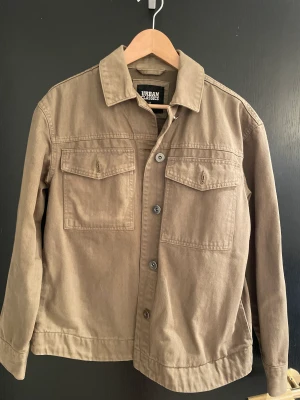 Urban classics militär jacka - Så snygg militär färgad jeans jacka från Urban Classics💗Köparen står för frakten!❤️