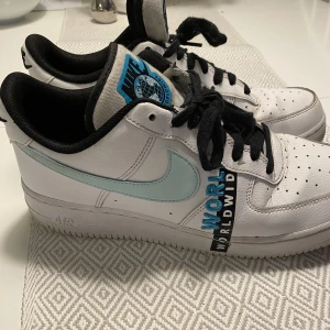 Nike skor - Fina Nike skor med cool design i storlek 44. Köptes för cirka 1250kr och jag säljer dom för endast 399kr. 