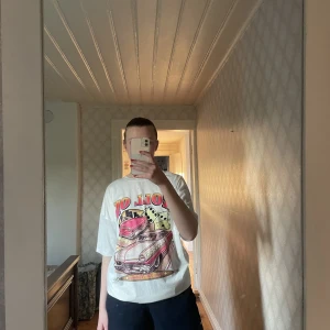 Oversized t-shirt med tryck - Vit t-shirt med färgat tryck. Nästan oanvänd.