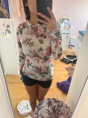 Tröja - Säljer den a genomskinlig tröja pga den är för stor och inte min stil💕 den är från gina❤️