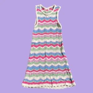 Stickad Klänning - Stickad klänning från Stradivarius. Nyskick och använd fåtal gånger. Stretchig så kan passa personer med andra storlekar. Perfekt till sommaren! 